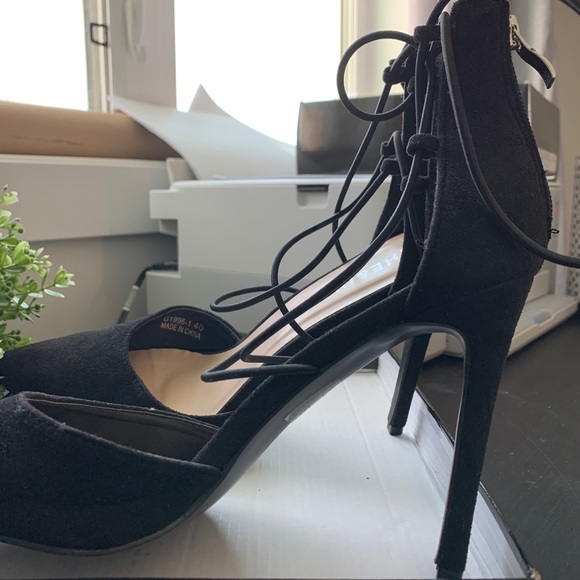 Black Criss cross strappy heels - Picture 12 of 13